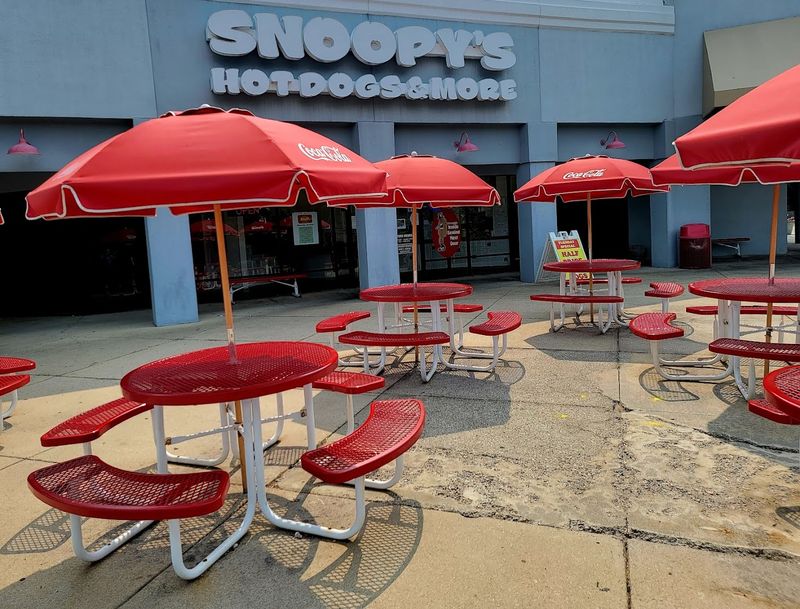 Snoopy&rsquo;s Hot Dogs & More