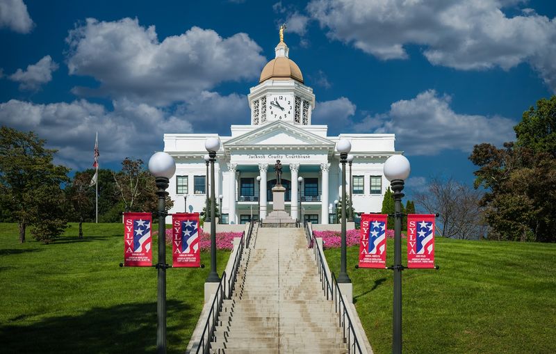 Jackson County Courthouse Steps and Library