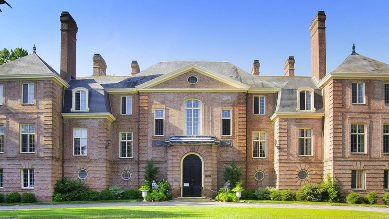 The Mansion At The Heart Of The Bloom