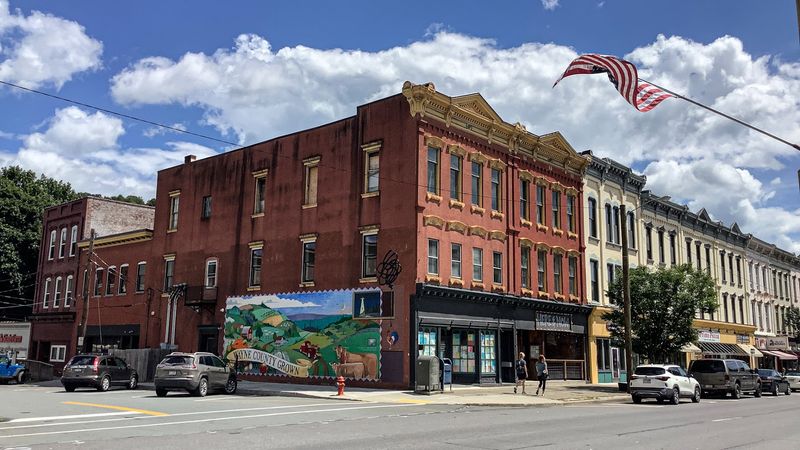 Honesdale &mdash; History and Scenic Rail