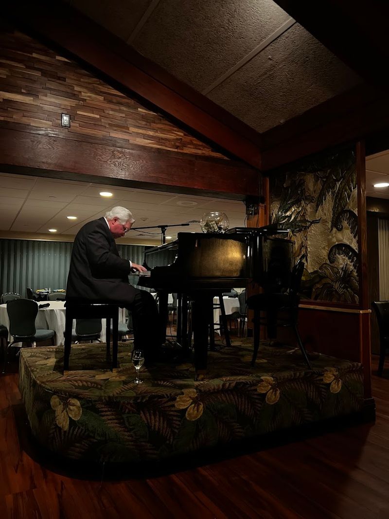 Retro Atmosphere With Live Piano and Vintage Charm