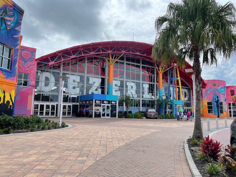 Dezerland Park&rsquo;s Loud Entrance and the Museum&rsquo;s Quieter Core
