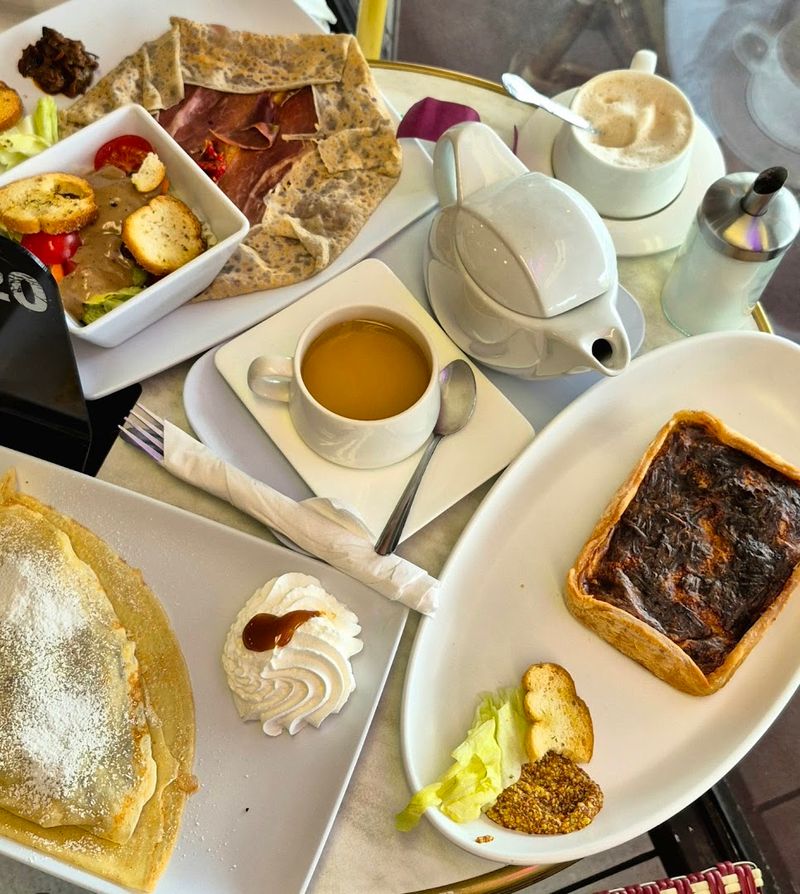 A Full Breakfast and Lunch Caf&eacute; Experience