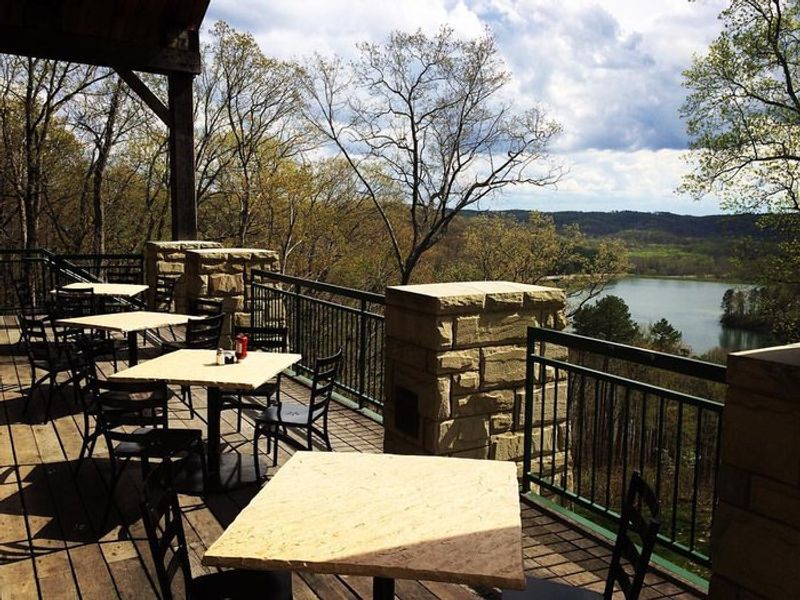 Lake Hope Lodge: Dining With a View