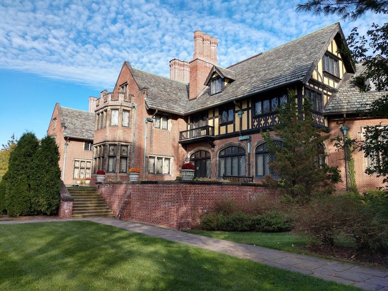 An English Manor That Somehow Belongs in Ohio