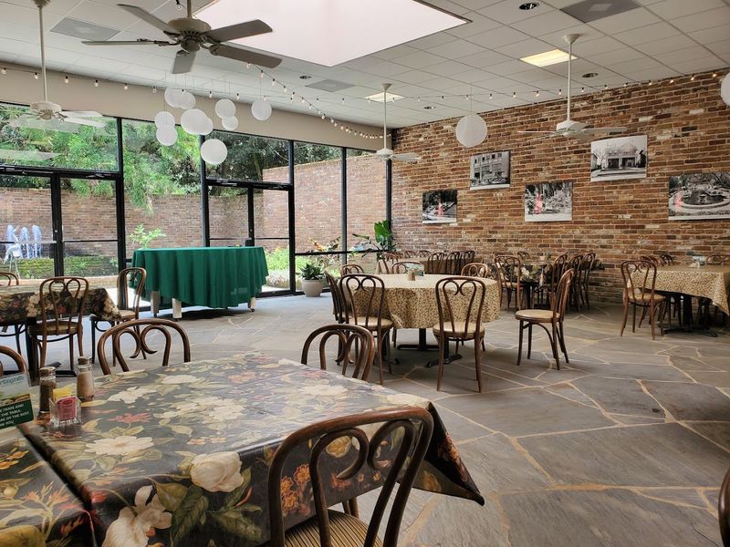 The On-Site Cafe, Gift Shop, and Visitor Amenities