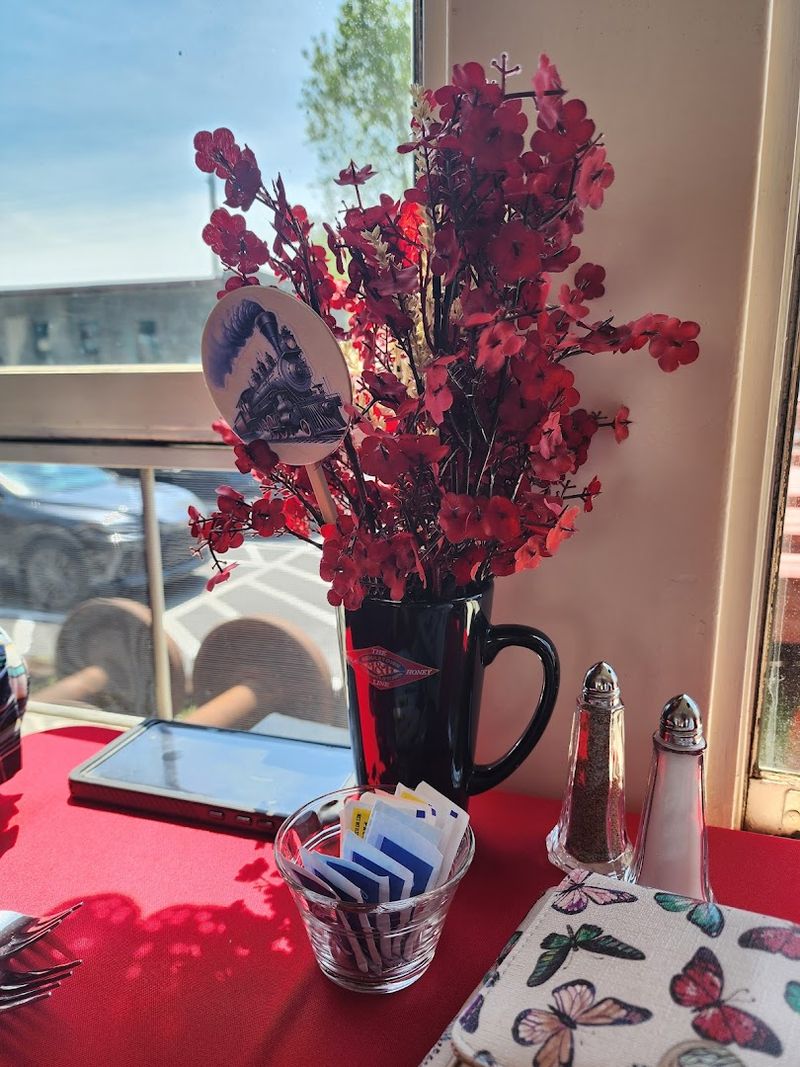 Dining Car Atmosphere That Encourages Conversation