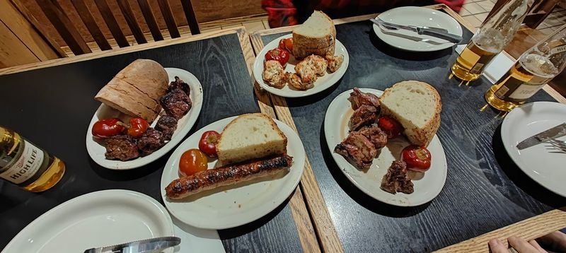 A Menu That Blends Pizza and Italian BBQ