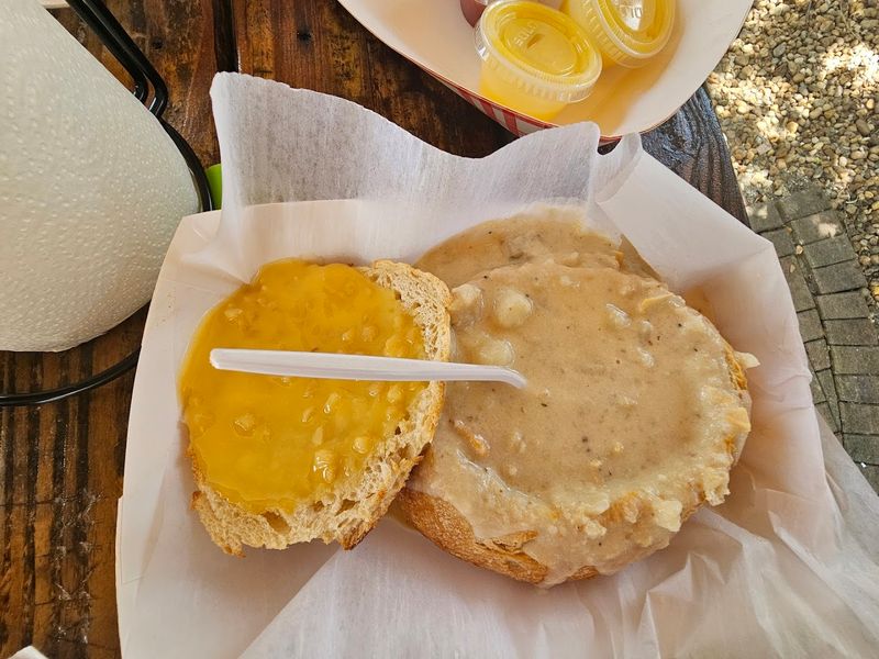 Clam Chowder and Mussels That Round Out a Serious Seafood Menu