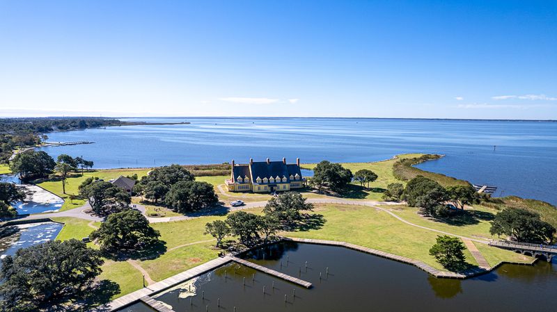 The Knight Family and Their Rebellious Romance