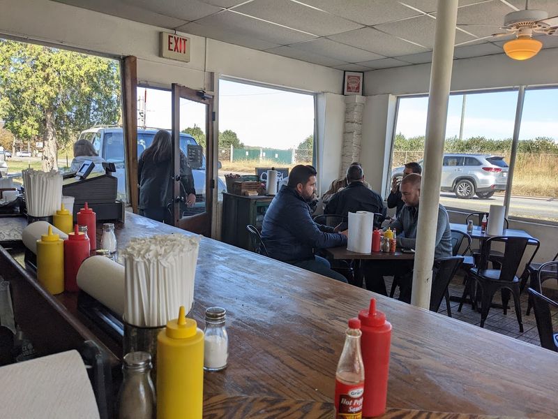 The Space: Small, Familiar, and Built for Repeat Visits