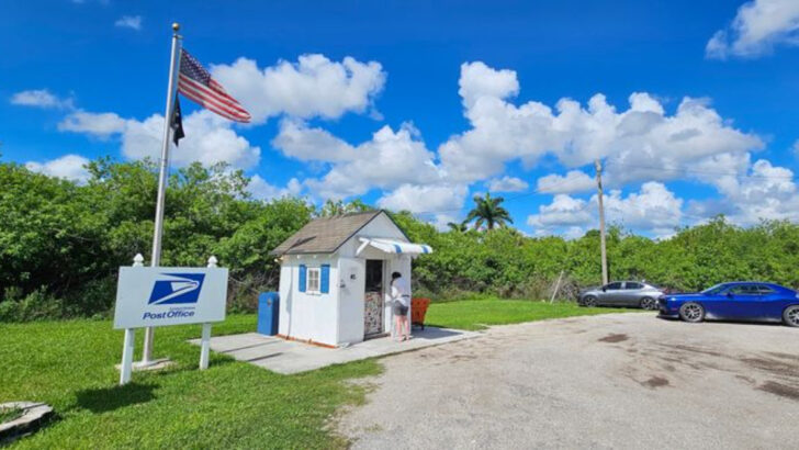 The Smallest Operating Post Office in the United States Is a 61-Square-Foot Shed on a Remote Florida Highway