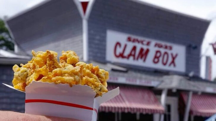 There Is a Shack in Massachusetts Shaped Like a Giant Clam Box and the Fried Seafood Inside Is Unreal