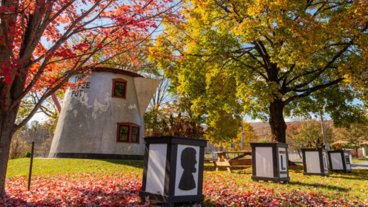 There&rsquo;s An 18-Foot Coffee Pot On The Lincoln Highway In Pennsylvania That Has Been Greeting Travelers Since The 1920s