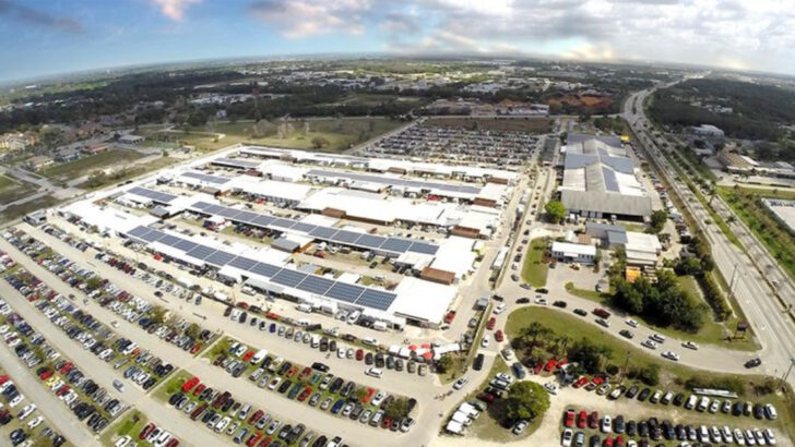 This Florida Flea Market Packs 900 Vendors and a Full Food Court Into 400,000 Square Feet of Nonstop Browsing