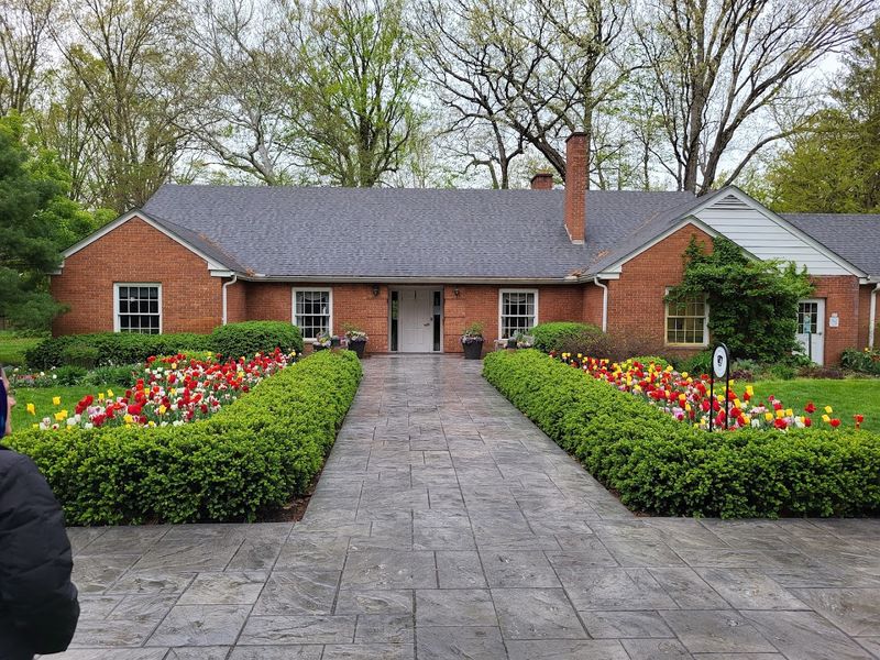 A Serene Botanical Retreat in Central Ohio