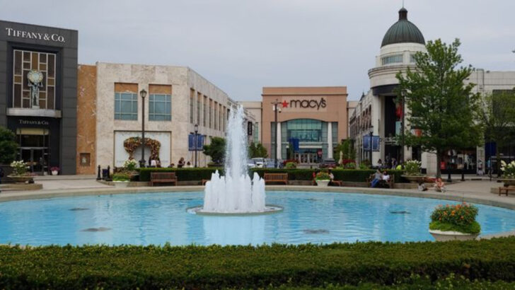 This Ohio Shopping District Recreates an Entire Early-1900s American Main Street Down to the Brownstones, Fountain Plazas, and Trolley Paths