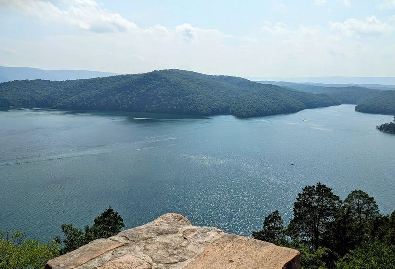 The Sheer Size of the Lake Makes Houseboating Worthwhile