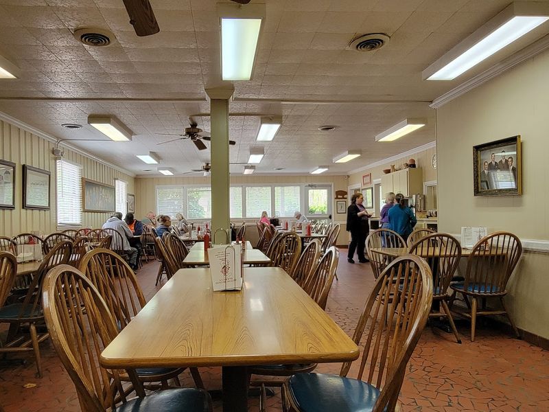 The Dining Room &mdash; Booths, Fluorescent Lights, and Zero Pretense