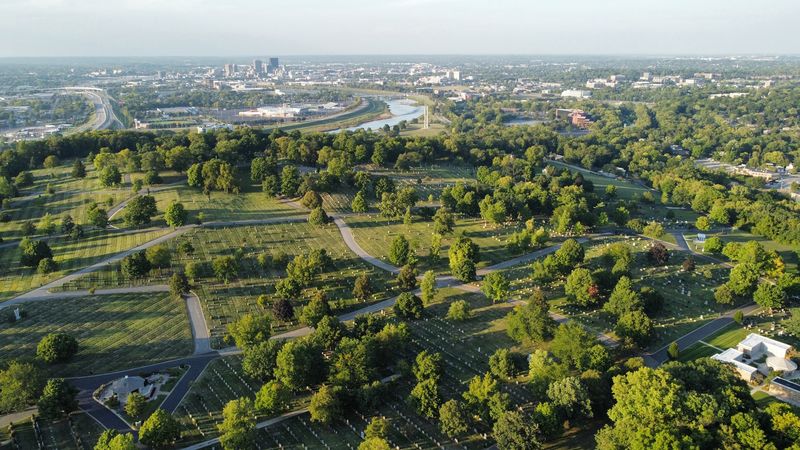 Self-Guided vs. Themed Tours