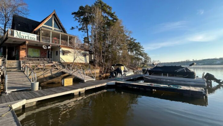 11 Lakeside Getaways in North Carolina Perfect For A Quiet Weekend