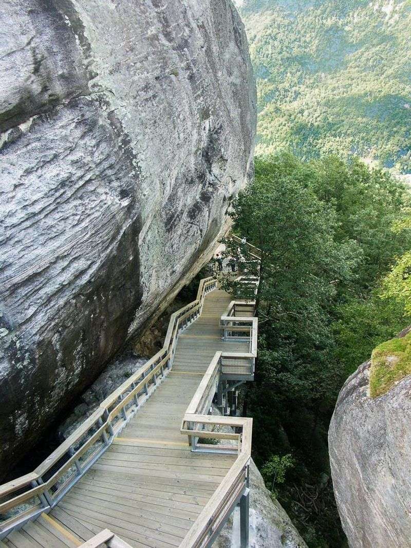 Chimney Rock Trail