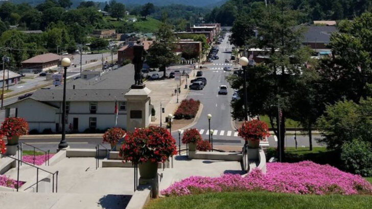 11 Walkable Georgia Mountain Towns Even More Beautiful In May