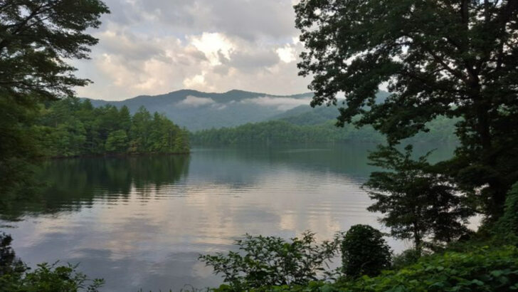 13 North Carolina Hidden Lakes Perfect for Quiet Afternoons in May