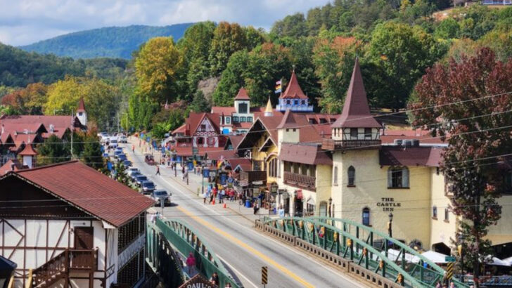 13 Small Mountain Towns in Georgia Filled With Local Shops and Relaxed Main Streets