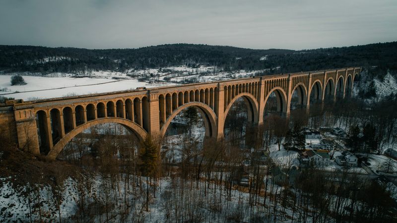 Twelve Graceful Arches That Touch the Sky