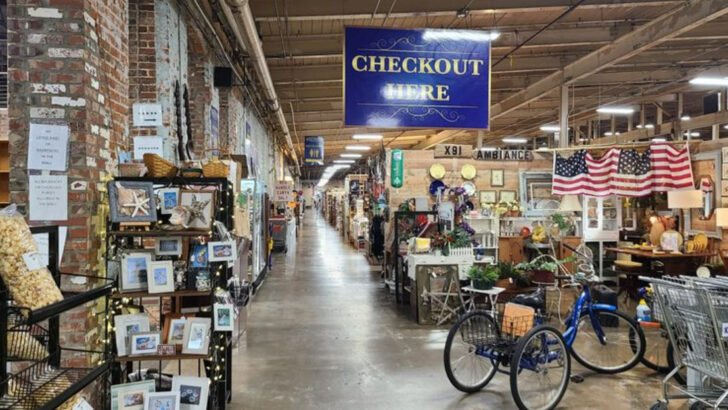 A Massive Vintage Market In North Carolina Where You Can Shop, Eat, And Lose Track Of Time