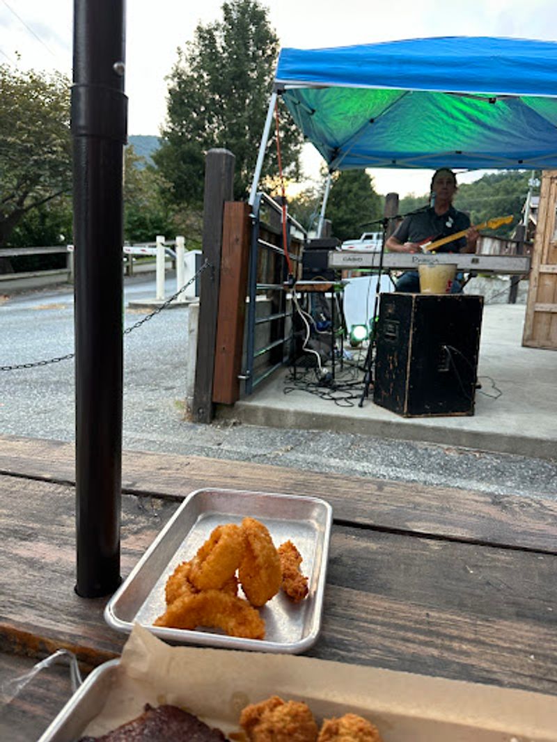 The Kind of Live Music That Makes Dinner Stretch Longer