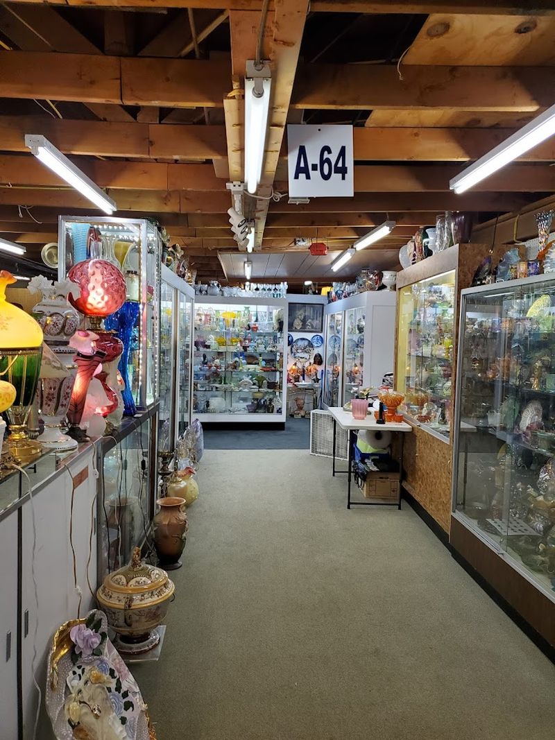 Rows, Booths, And Happy Wanderers