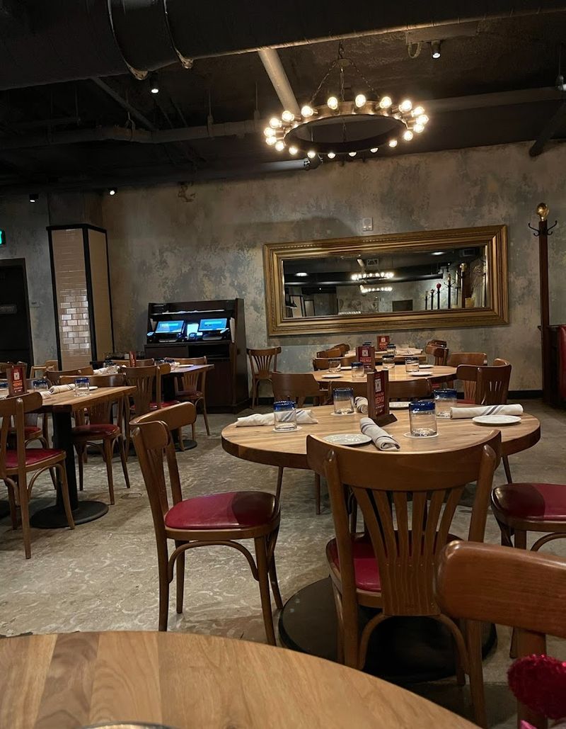 Enzo's Hideaway Tunnel Bar – Lake Buena Vista