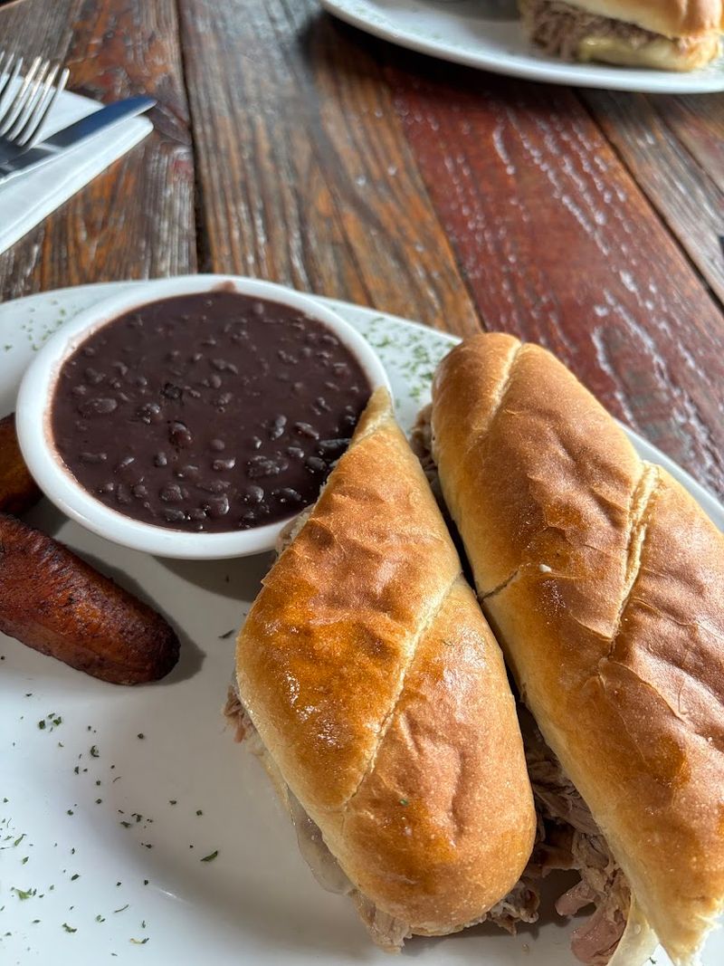 Los Tres Cubanos Restaurant