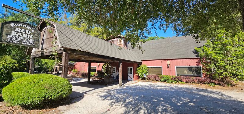 Bennie's Red Barn &ndash; St. Simons Island