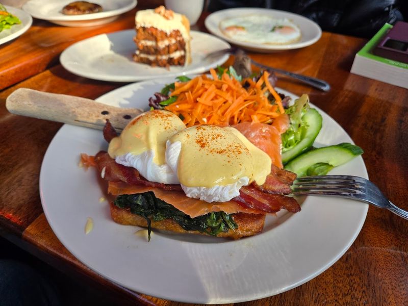 Esselon Cafe, Hampshire County