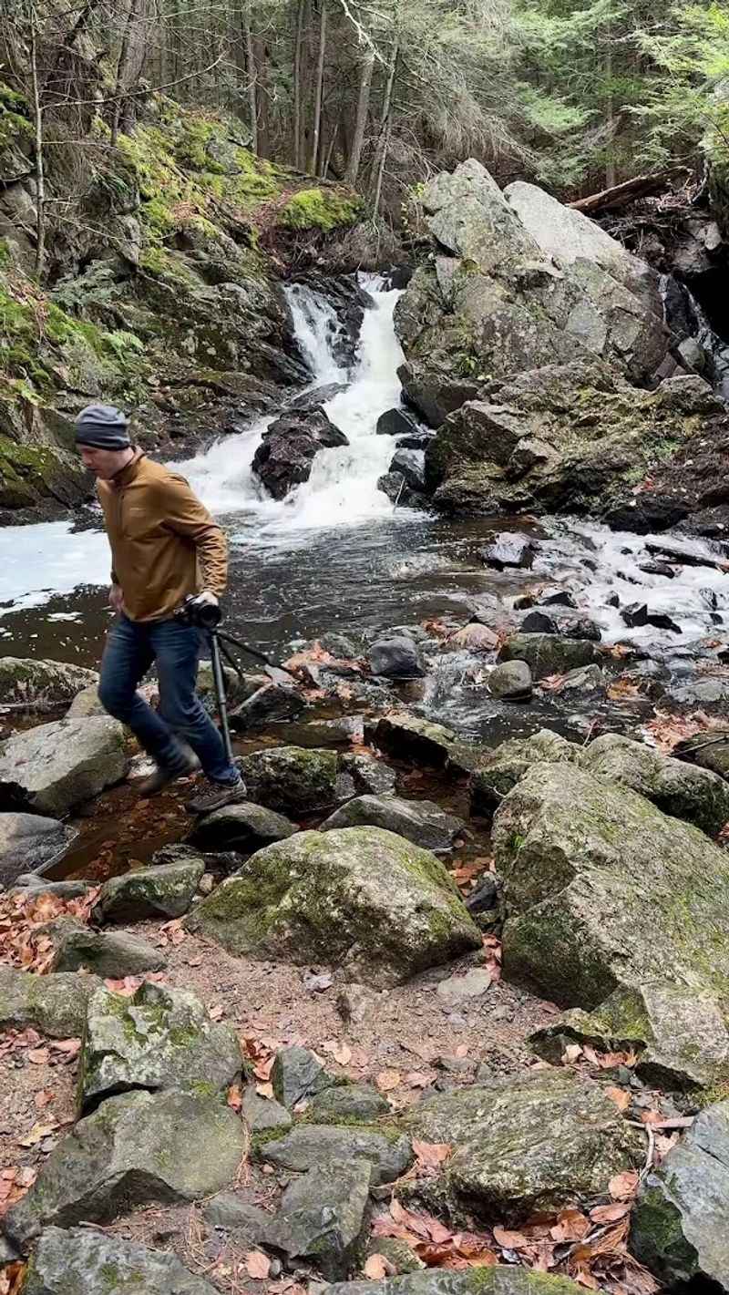 Bear&rsquo;s Den Falls