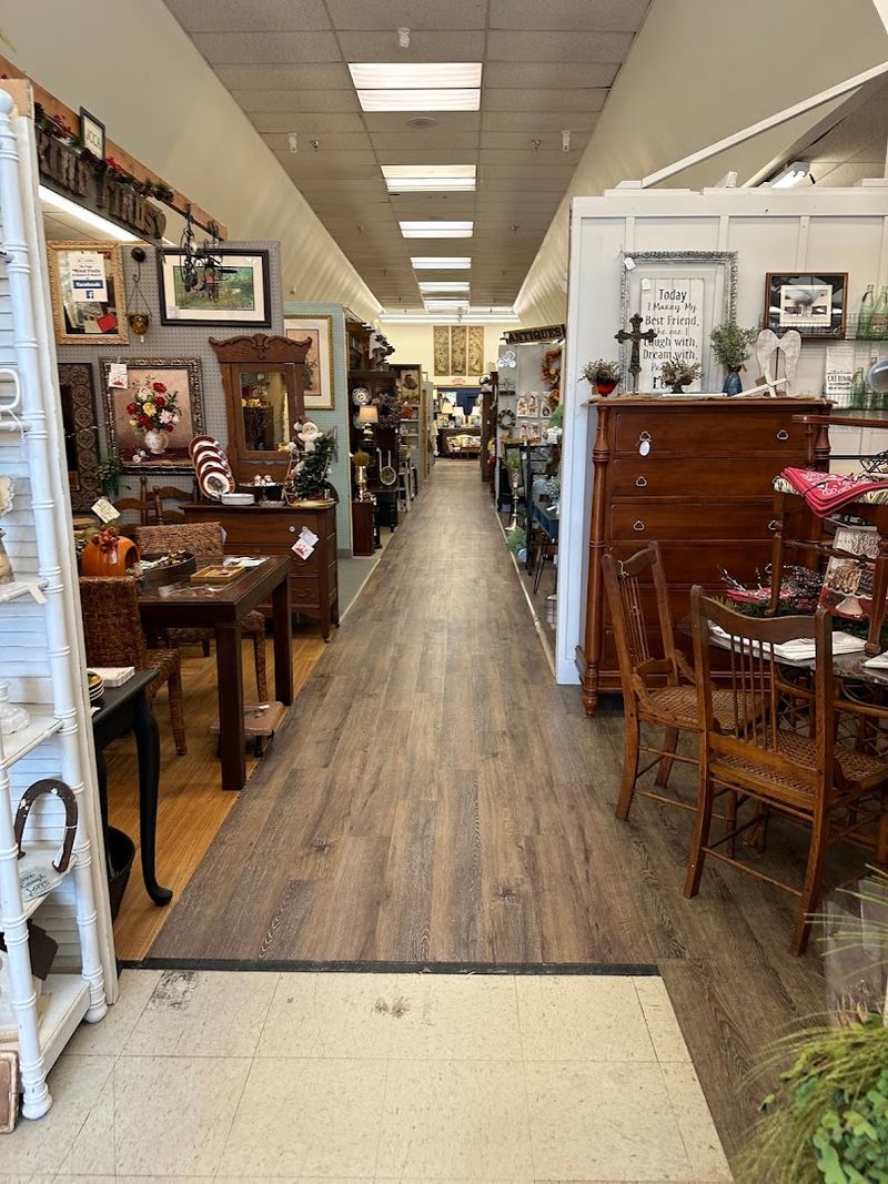 Queen of Hearts Antiques & Interiors &mdash; Marietta