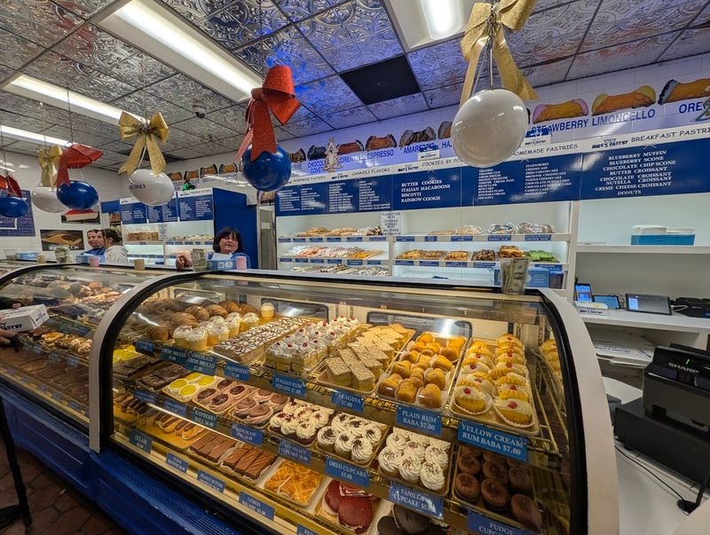 Mike’s Pastry