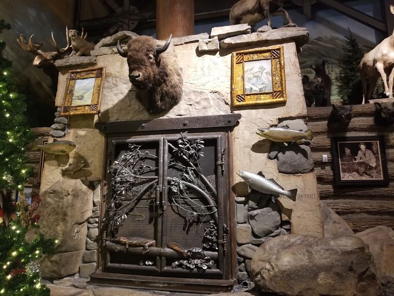VR Escape Rooms and Interactive Attractions