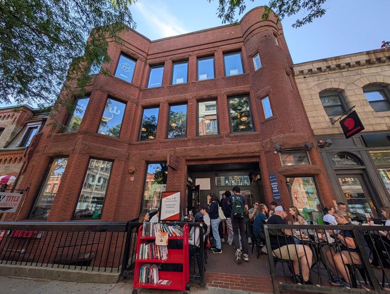 Trident Booksellers & Cafe &mdash; Boston (Back Bay)