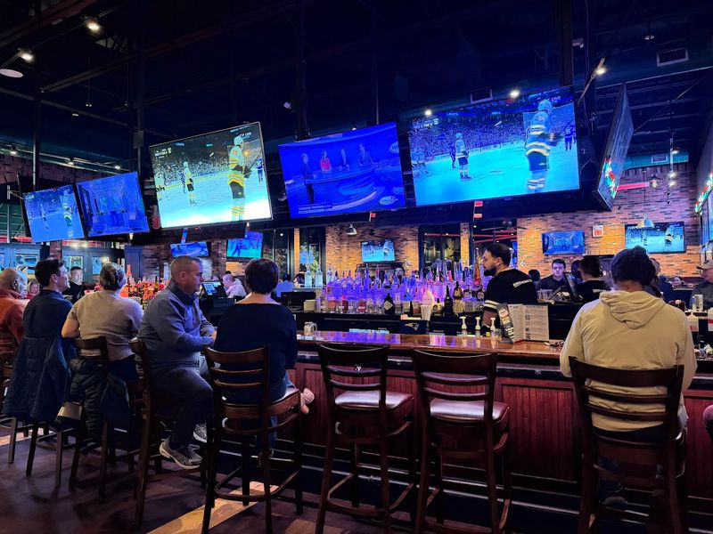 Jake n JOES Sports Grille (Norwood)