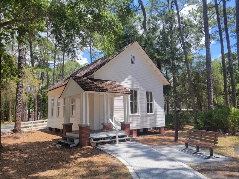 Walking the Grounds: Paths, Shade, and Practical Tips