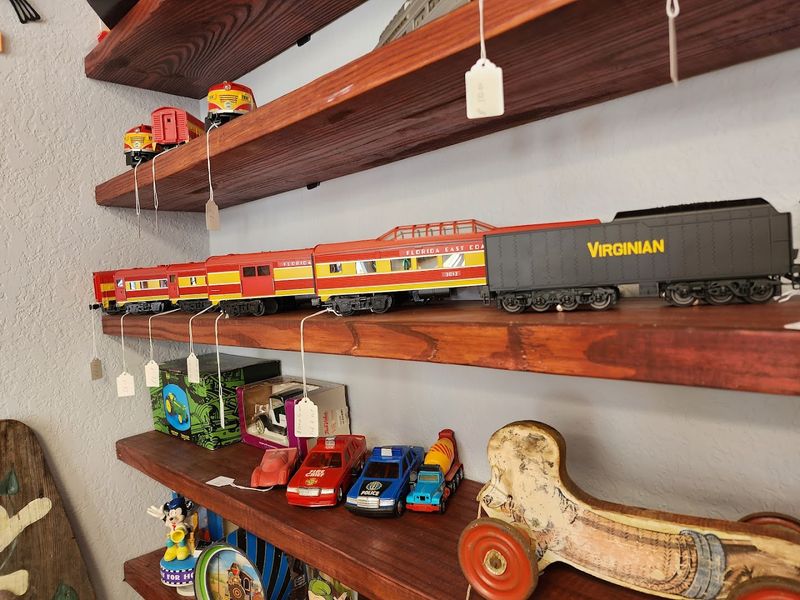 Sweet Ella&rsquo;s Vintage Market - Dundee, Florida