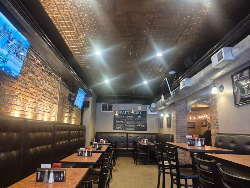 Dive Bar & Grille 