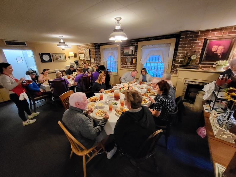 Communal Tables That Turn Strangers into Tablemates