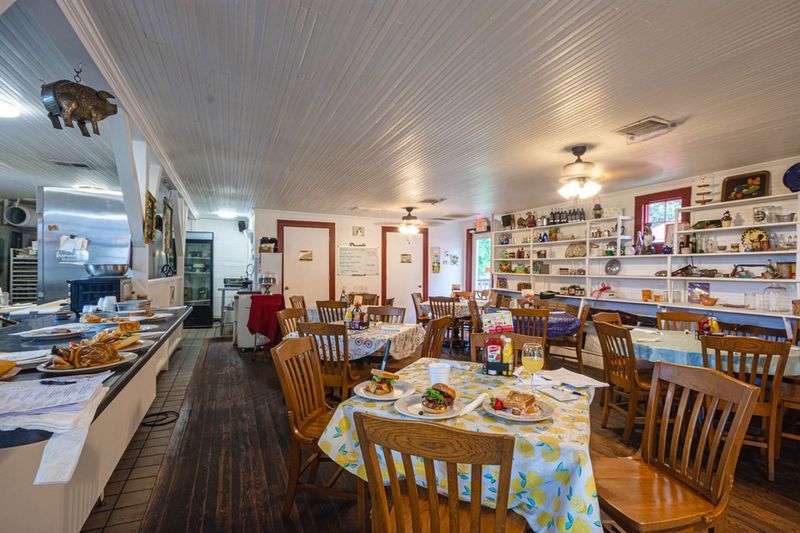 Grits and Groceries, Senoia