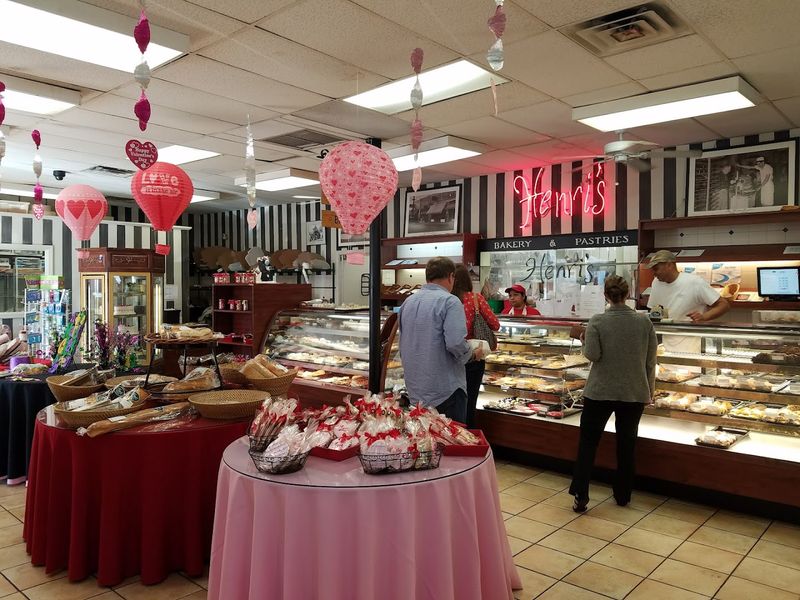 Henri&rsquo;s Bakery & Deli