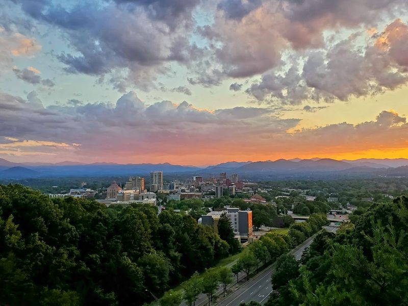 Asheville &ndash; Affordable Mountain City With Endless Free Views